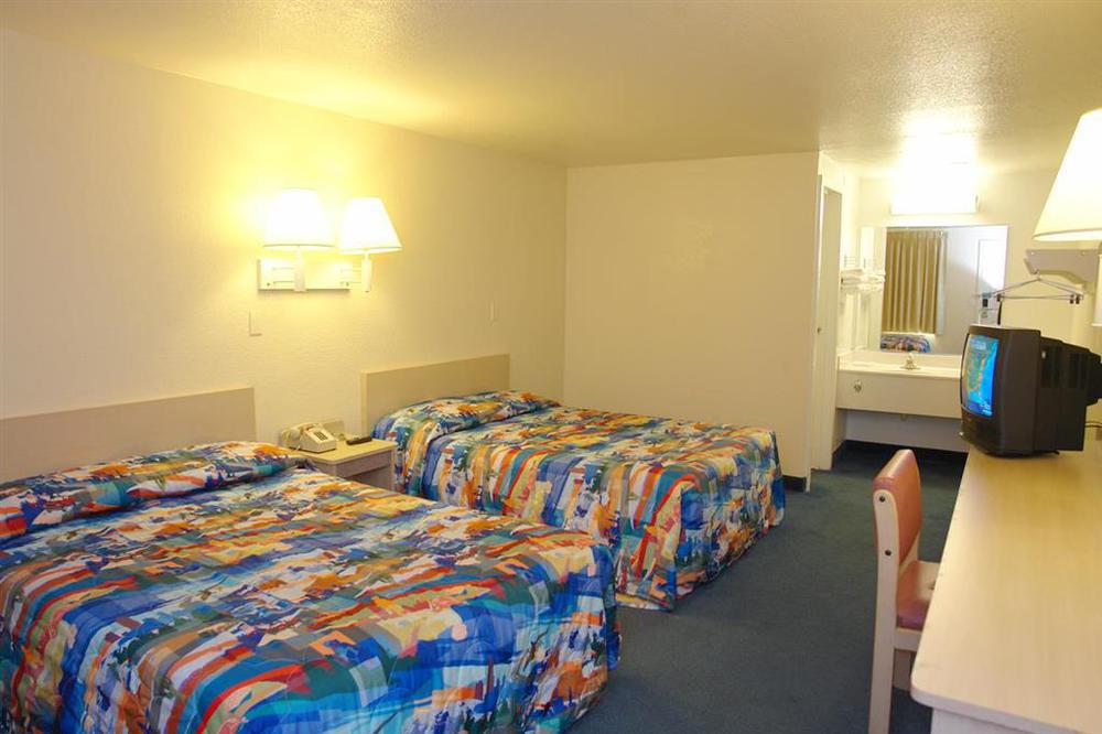 Rodeway Inn Windsor Mill Zimmer foto